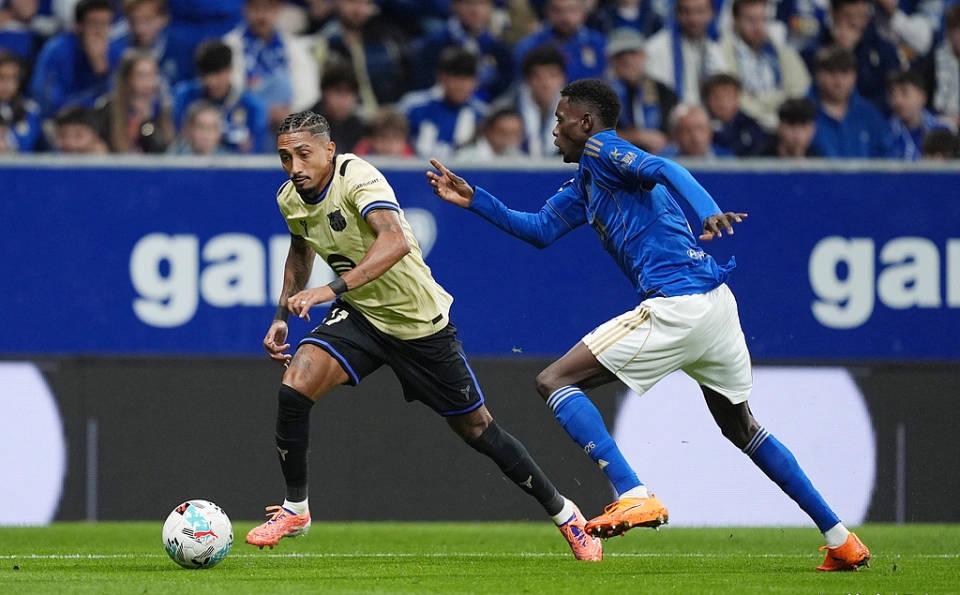 巴萨胜利阴云密布！拉菲尼亚受伤，欧冠前景蒙上阴影